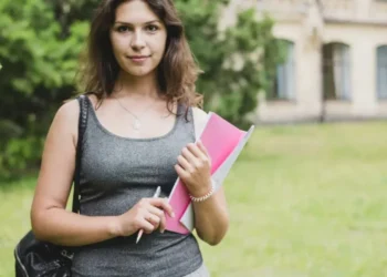 Estrangeiros que desejam comprovar sua fluência no idioma português como língua estrangeira têm até dia 15 para fazer a inscrição • Freepik