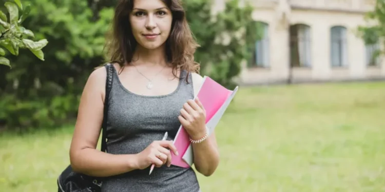 Estrangeiros que desejam comprovar sua fluência no idioma português como língua estrangeira têm até dia 15 para fazer a inscrição • Freepik