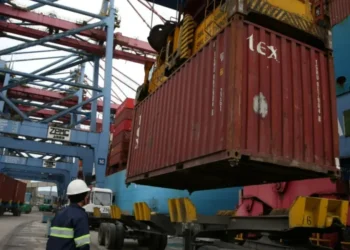 Trabalhador no Porto de Santos, em São Paulo • Foto: REUTERS/Amanda Perobelli
