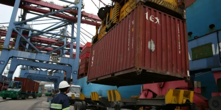 Trabalhador no Porto de Santos, em São Paulo  • Foto: REUTERS/Amanda Perobelli
