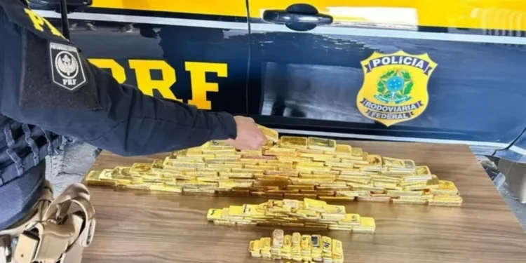 A ação da Polícia Rodoviária Federal (PRF), realizada na segunda-feira, 4 de agosto, resultou na apreensão de barras de ouro em Boa Vista, Roraima • PRF