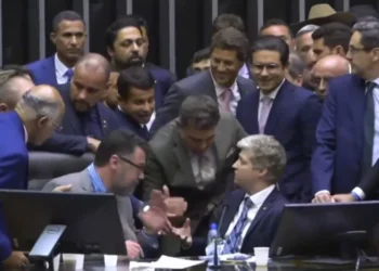 Van Hattem senta em cadeira de Hugo e só sai após negociação