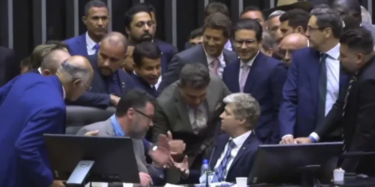 Presidente da Câmara, Hugo Motta (Republicanos-PB), tenta acessar cadeira da presidência, ocupada pelo deputado federal Marcel Van Hattem (Novo-RS)  • Youtube/Câmara dos Deputados