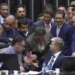 Presidente da Câmara, Hugo Motta (Republicanos-PB), tenta acessar cadeira da presidência, ocupada pelo deputado federal Marcel Van Hattem (Novo-RS)  • Youtube/Câmara dos Deputados