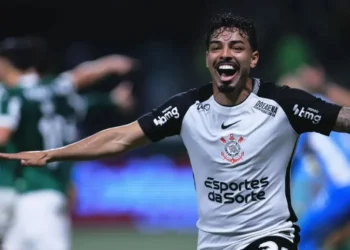 Matheus Bidu comemora gol no Allianz Parque; ao fundo, jogadores do Palmeiras reclamam • ETTORE CHIEREGUINI/AGIF - AGÊNCIA DE FOTOGRAFIA/AGIF - AGÊNCIA DE FOTOGRAFIA/ESTADÃO CONTEÚDO