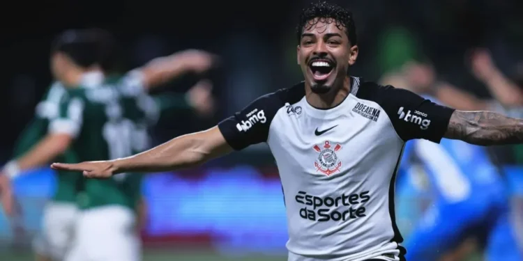 Matheus Bidu comemora gol no Allianz Parque; ao fundo, jogadores do Palmeiras reclamam • ETTORE CHIEREGUINI/AGIF - AGÊNCIA DE FOTOGRAFIA/AGIF - AGÊNCIA DE FOTOGRAFIA/ESTADÃO CONTEÚDO
