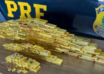 Foi somente na sede da PRF que, com o auxílio de ferramentas adequadas, os agentes conseguiram remover o kit multimídia e descobrir um fundo falso • PRF