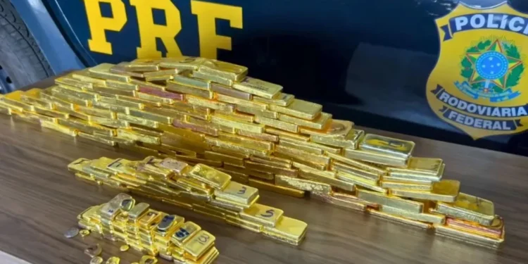 Foi somente na sede da PRF que, com o auxílio de ferramentas adequadas, os agentes conseguiram remover o kit multimídia e descobrir um fundo falso • PRF