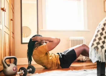 Treinamento de força duas vezes por semana e o consumo de proteína suficiente em sua dieta ajudam a combater a perda de massa muscular • AJ_Watt/E+/Getty Images