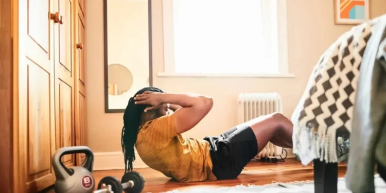 Treinamento de força duas vezes por semana e o consumo de proteína suficiente em sua dieta ajudam a combater a perda de massa muscular  • AJ_Watt/E+/Getty Images