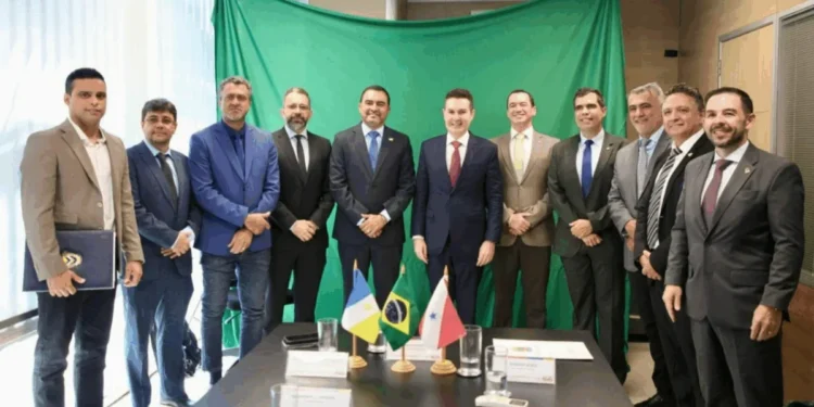 Em agenda com ministro das Cidades, Jader Barbalho Filho, para ampliação do Minha Casa Minha Vida. Créditos: Thiago Cruz/Governo do Tocantins