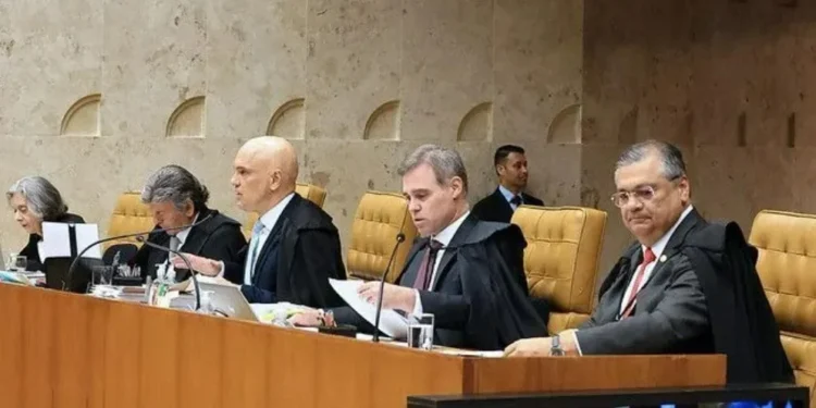 Da esquerda para a direita, os ministros do STF Cármen Lúcia, Luiz Fux, Alexandre de Moraes, André Mendonça e Flávio Dino em sessão plenária da Corte  • 16/10/2024 - Rosinei Coutinho/STF