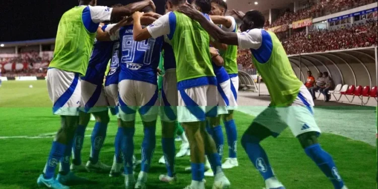 Cássio pega pênalti, Cruzeiro bate CRB e avança na Copa do Brasil