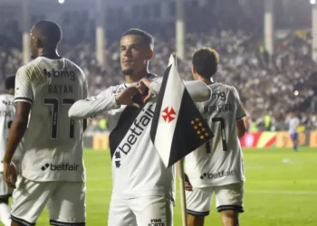 Coutinho comemora seu gol em Vasco x CSA, pela Copa do Brasil • MARCELO DE JESUS/MDJPHOTOS/ESTADÃO CONTEÚDO