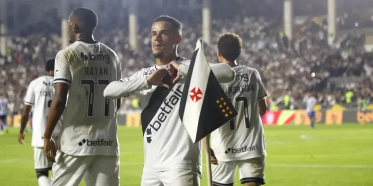 Coutinho comemora seu gol em Vasco x CSA, pela Copa do Brasil • MARCELO DE JESUS/MDJPHOTOS/ESTADÃO CONTEÚDO