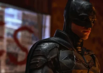 Robert Pattinson interpreta Bruce Wayne na nova versão do herói • Reprodução/Warner Bros.