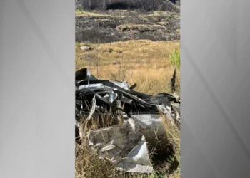 Imagem mostra local onde casal foi encontrado após carro despencar de serra • Arquivo Pessoal