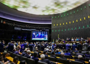 Deputados perderam R$ 1,4 milhão dos salários por faltas não justificadas