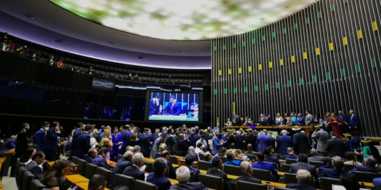 Deputados perderam R$ 1,4 milhão dos salários por faltas não justificadas