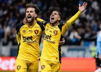 Jogadores do Sport comemoram gol contra o Grêmio • Foto: @paulopaivafoto/@sportrecife