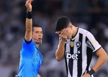 Jair lamenta após ser expulso em Botafogo x Universidad de Chile • Buda Mendes/Getty Images