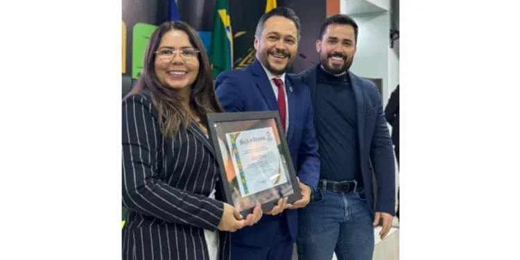 Presidente da Câmara Max Fleury entrega moção de aplauso para empresa de cosméticos de Araguaína