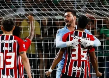 Rafael comemora a defesa de pênalti em Atlético Nacional x São Paulo, pela Libertadores • Divulgação/São Paulo
