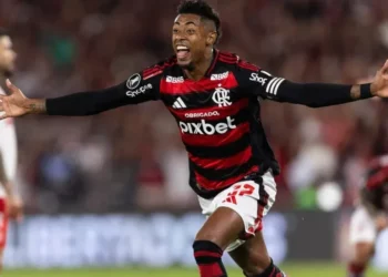 Bruno Henrique comemora o gol do Flamengo sobre o Inter pela Libertadores • Ruano Carneiro/Getty Images