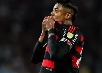 Bruno Henrique comemora gol no Maracanã na noite desta quarta (13) • Foto: @LibertadoresBR / Reprodução X