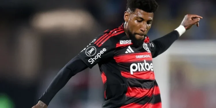 Emerson Royal deixa Flamengo x Inter com problema físico e vira incógnita