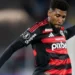 Emerson Royal deixa Flamengo x Inter com problema físico e vira incógnita