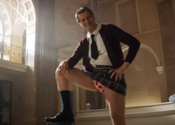 Liam Neeson no trailer de "Corra que a Polícia Vem Aí" (2025) • Youtube/Paramount Brasil/Reprodução