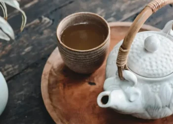 A ingestão de remédios caseiros, como chás, para a dor de garganta não deve substituir tratamento médico adequado. • Unsplash