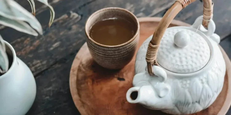 A ingestão de remédios caseiros, como chás, para a dor de garganta não deve substituir tratamento médico adequado. • Unsplash