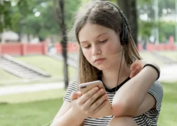 Legislação surgiu como resposta aos impactos negativos do uso de celulares na saúde mental de meninos e meninas • Freepik