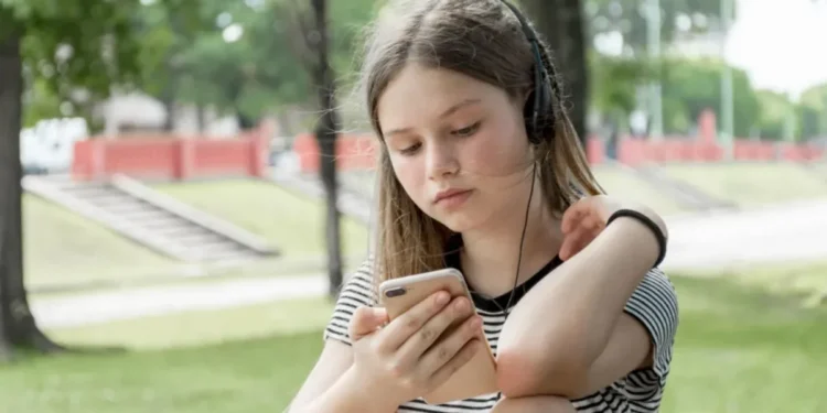 Legislação surgiu como resposta aos impactos negativos do uso de celulares na saúde mental de meninos e meninas • Freepik