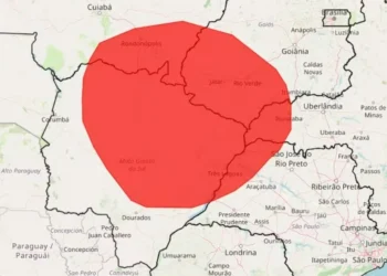 Umidade fica abaixo de 12% na região em vermelho até às 17h — Foto: Inmet