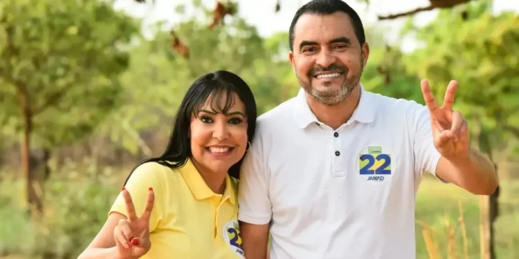 Então candidata a prefeita de Palmas Janad Valcari com seu principal aliado, o governador Wanderlei (Foto: Divulgação)