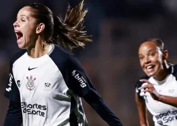 Érika, do Corinthians, comemorando seu gol no Brasileiro Feminino • Rebeca Reis/Staff Images