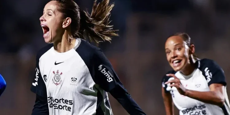 Érika, do Corinthians, comemorando seu gol no Brasileiro Feminino • Rebeca Reis/Staff Images