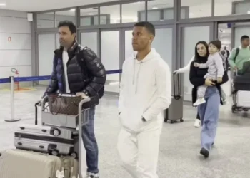 Marcos Rocha desembarca em Porto Alegre para assinar com o Grêmio — Foto: Antonio Oliveira / Grupo RBS