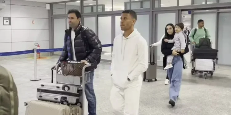 Marcos Rocha desembarca em Porto Alegre para assinar com o Grêmio — Foto: Antonio Oliveira / Grupo RBS