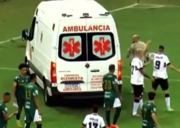 Thiago Galhardo bate boca com motorista de ambulância durante jogo da Série D • Reprodução/Twitter