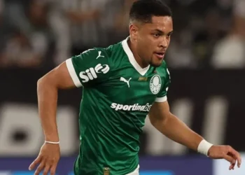 Vitor Roque em jogo do Palmeiras contra o Botafogo • Foto: Cesar Greco/Palmeiras/by Canon