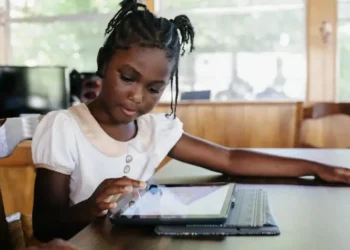 Atitudes práticas que reforçam o aprendizado e estreitam os laços familiares • Getty Images