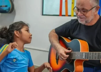 Aula de musicoterapia financiada por meio do Fundo da Infância e Adolescência (Foto: Thiago Santos/Secom)