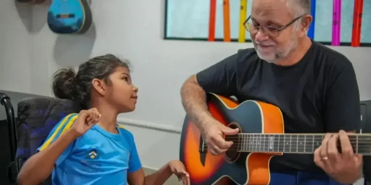 Aula de musicoterapia financiada por meio do Fundo da Infância e Adolescência (Foto: Thiago Santos/Secom)