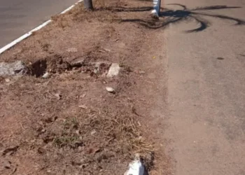 Meios-fios quebrados na Avenida Tocantins comprometem serviços