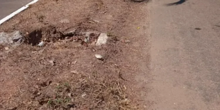 Meios-fios quebrados na Avenida Tocantins comprometem serviços