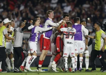 Jogadores do São Paulo comemoram a classificação nos pênaltis sobre o Atlético Nacional • Miguel Schincariol/Getty Images
